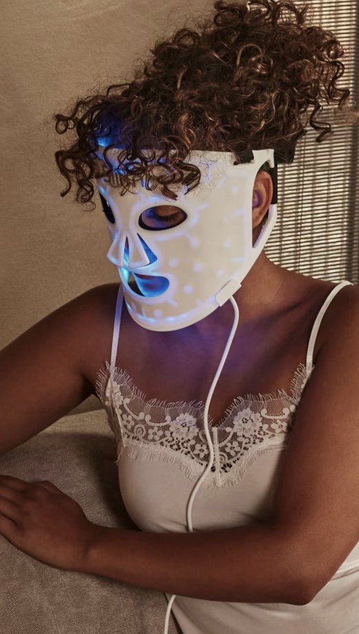 Modella che indossa la maschera Silk'n accesa in luce blu